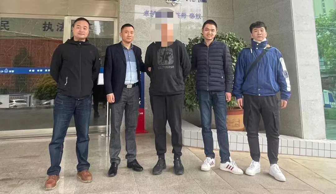 高速公路上演极限追击!长沙警方成功抓获27年前命案逃犯
