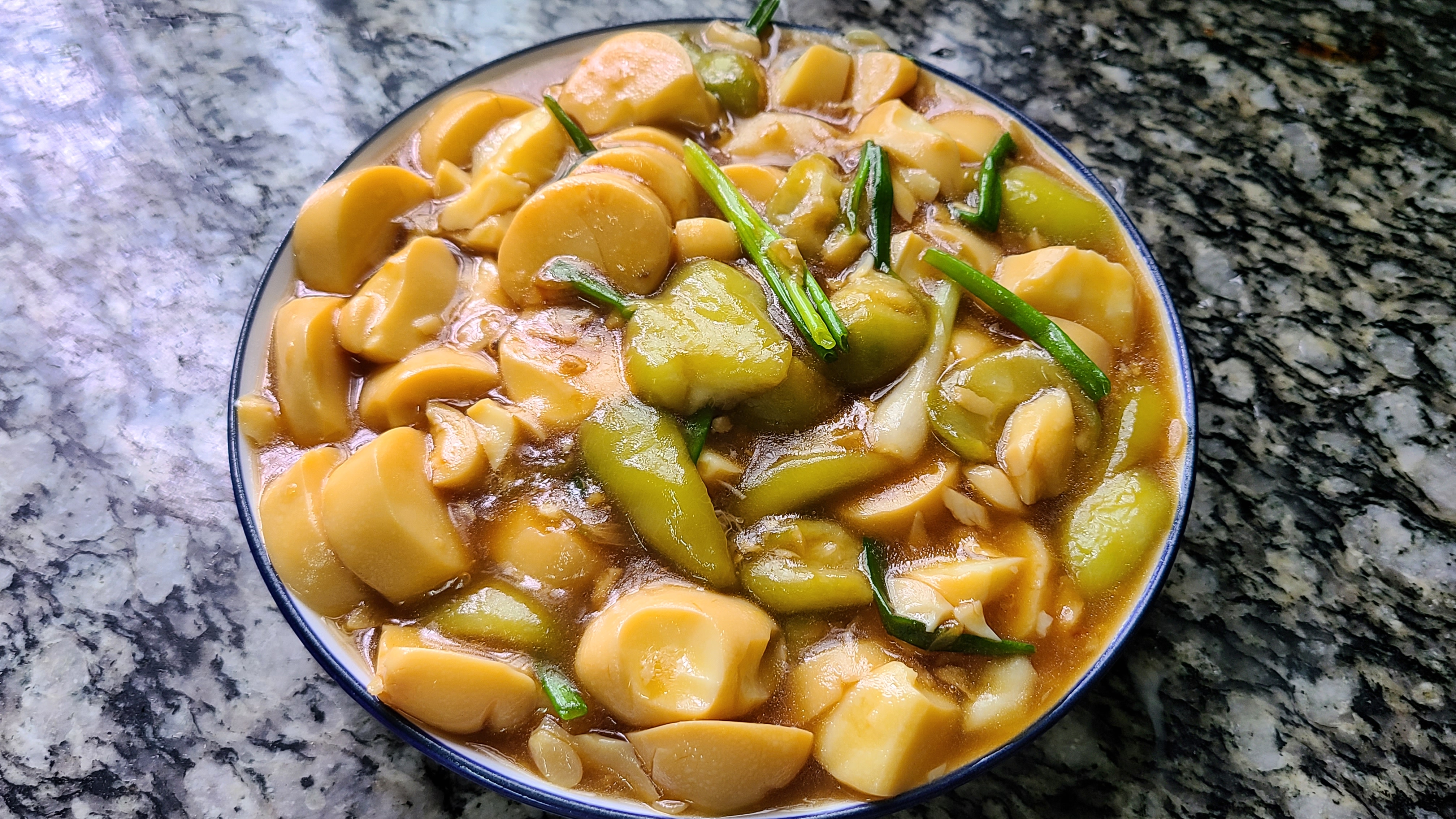 丝瓜豆腐的做法，天热我家经常吃的一道家常菜，简单美味