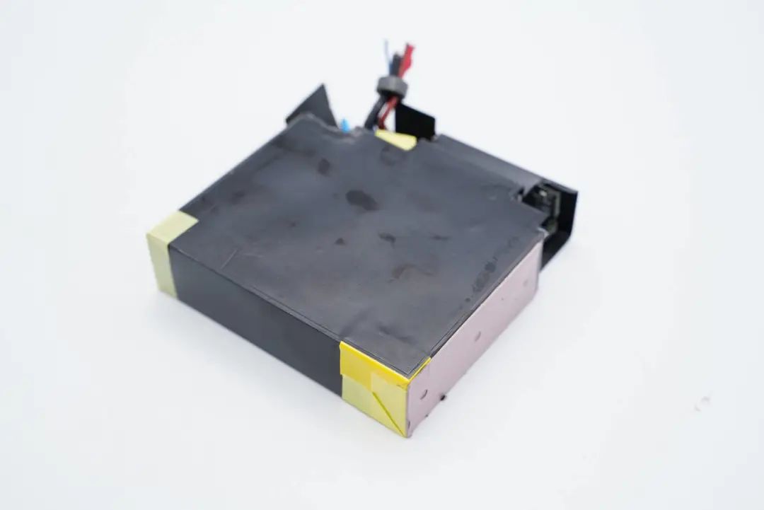 华硕最强游戏本标配300W电源，内置4颗氮化镓，内部结构揭晓