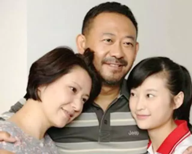 看完姜文的老婆，再看姜武的老婆，兄弟俩的审