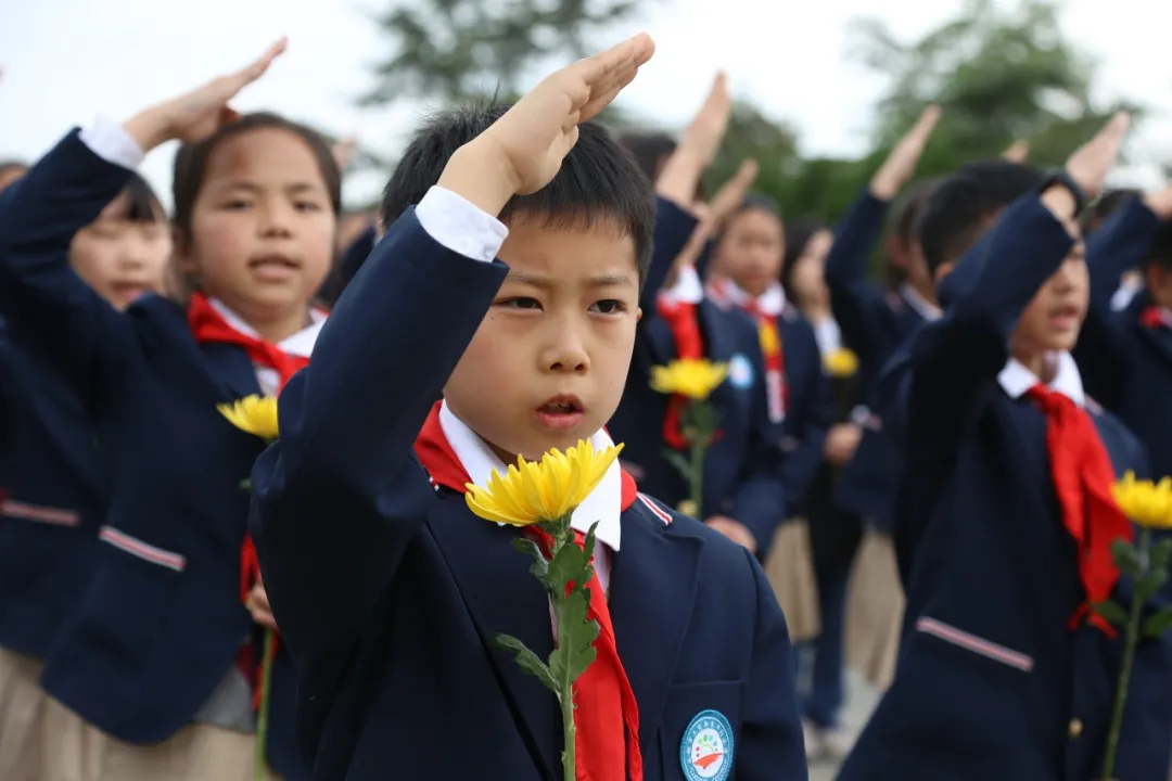 缅怀革命先烈传承红色基因丨天府新区华阳小学清明节开展祭扫活动