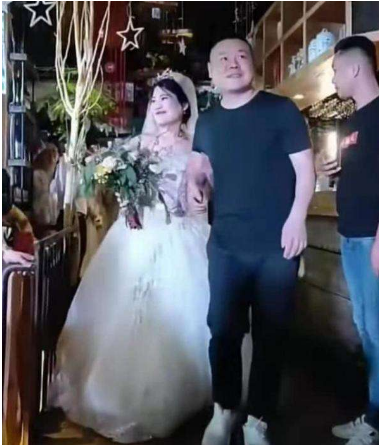 悲惨岳云鹏：因6块钱被骂3小时，台上被曹云金打