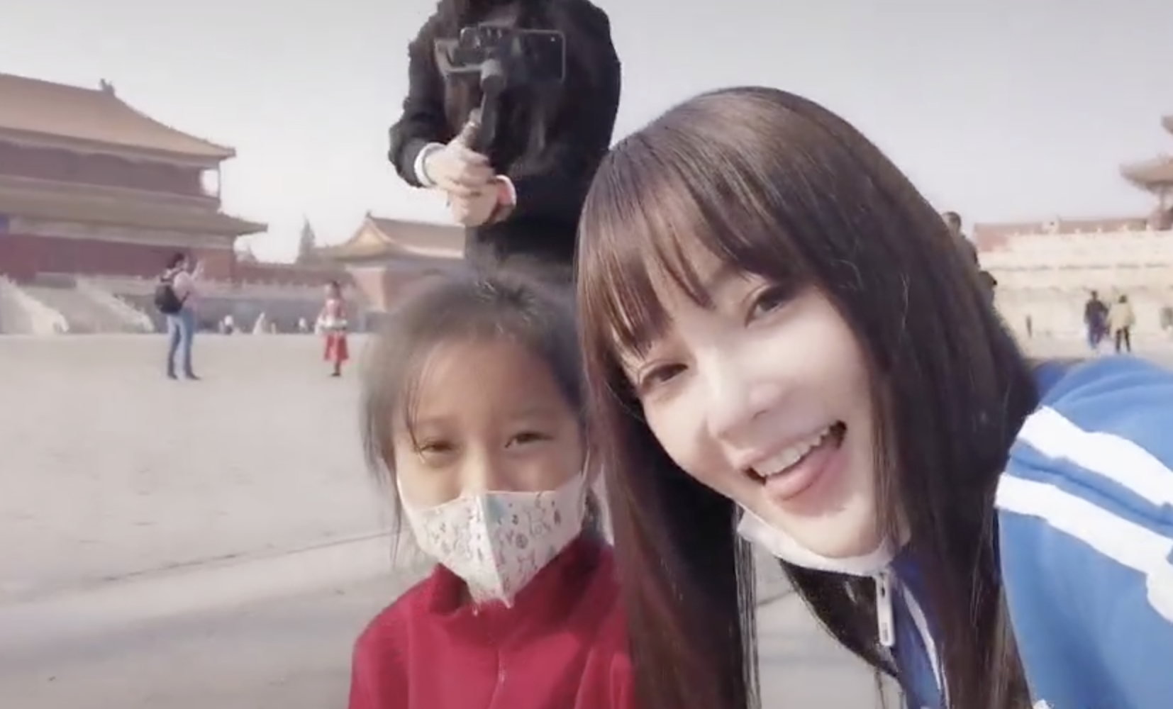 李小璐帶女兒遊故宮，甜馨輕鬆翻跟頭，被媽媽背在背上互動溫馨