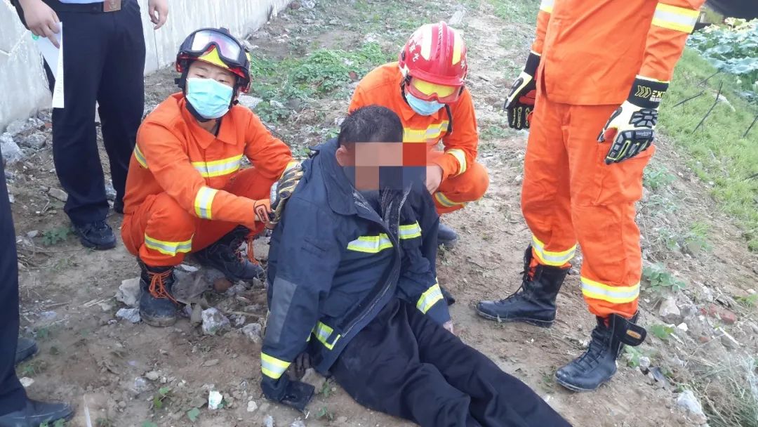 奇葩|男子喝断片赤身一夜躺荷塘，路过居民误以为是“尸体”吓得报警