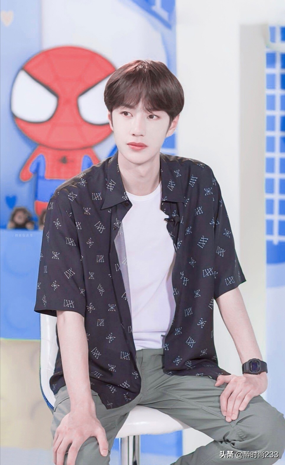 王一博节目新造型来了 蓝色印花衬衫清爽帅气 挑染蓝发可盐可甜 时尚 蛋蛋赞