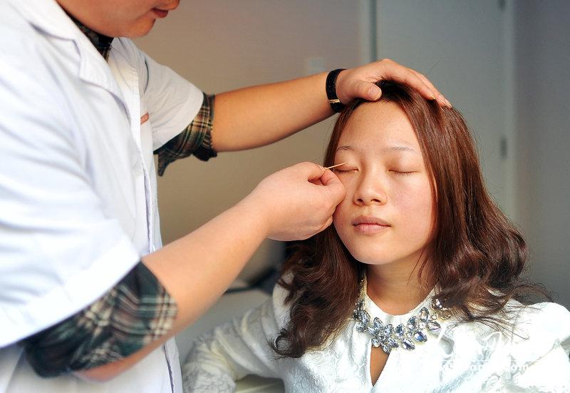 从娄艺潇到蔡明，恐怖的“硅胶脸”之下，为什