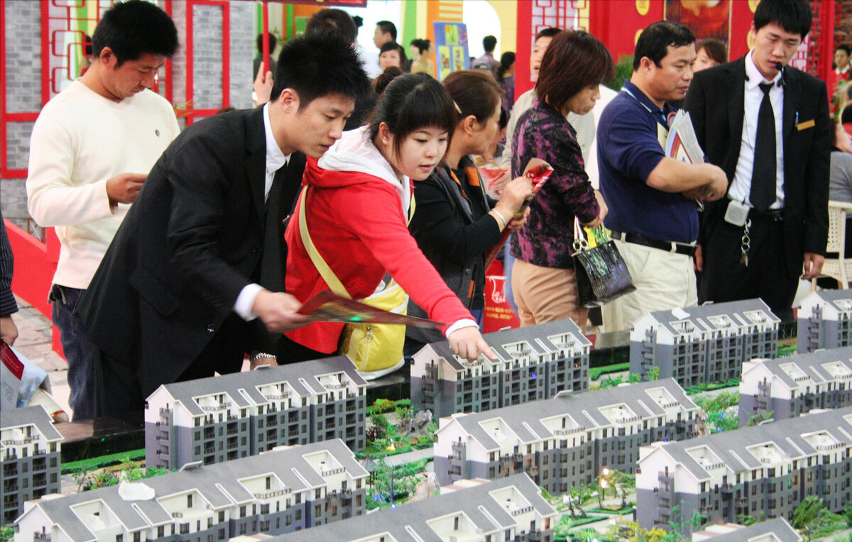 2021年扛不住了，203家房企申请破产，为何房价还迟迟不降？