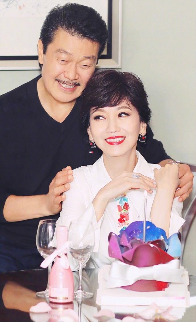 女神赵雅芝，远没你想象的那样单纯，三段情史无缝衔接，她凭什么