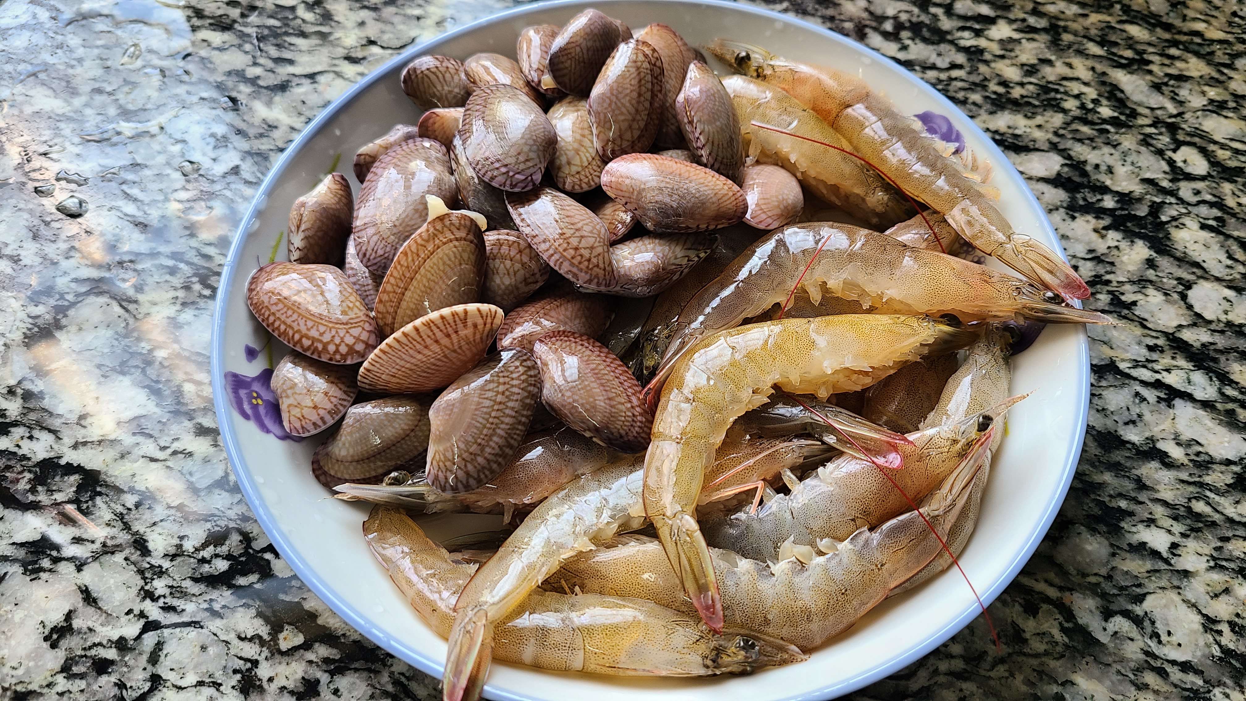 廣東人都愛吃這一道海鮮粉絲煲，味道鮮美，吃過的人都說好