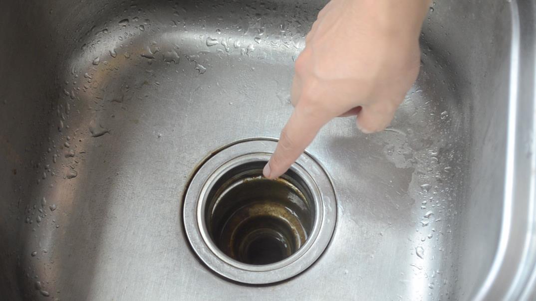 廚房下水道堵了，教你一招，輕鬆疏通不花冤枉錢，鄰居見了紛紛學