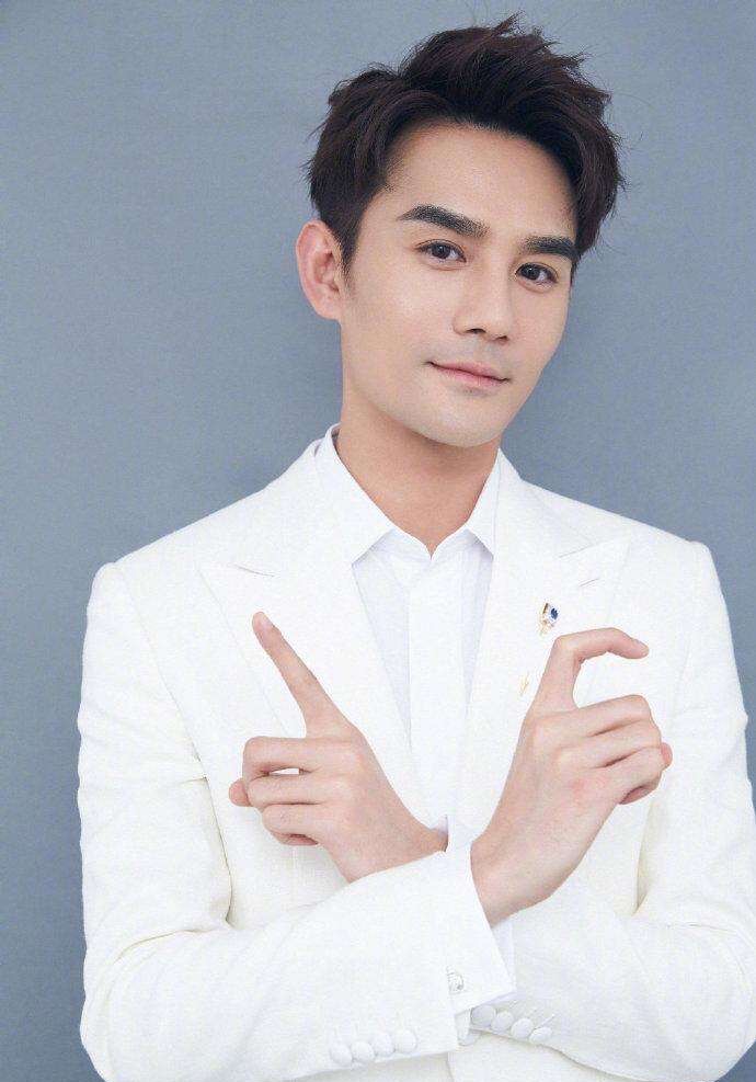 乔欣上大学17岁，肖战上大学19岁，看到郑爽！网