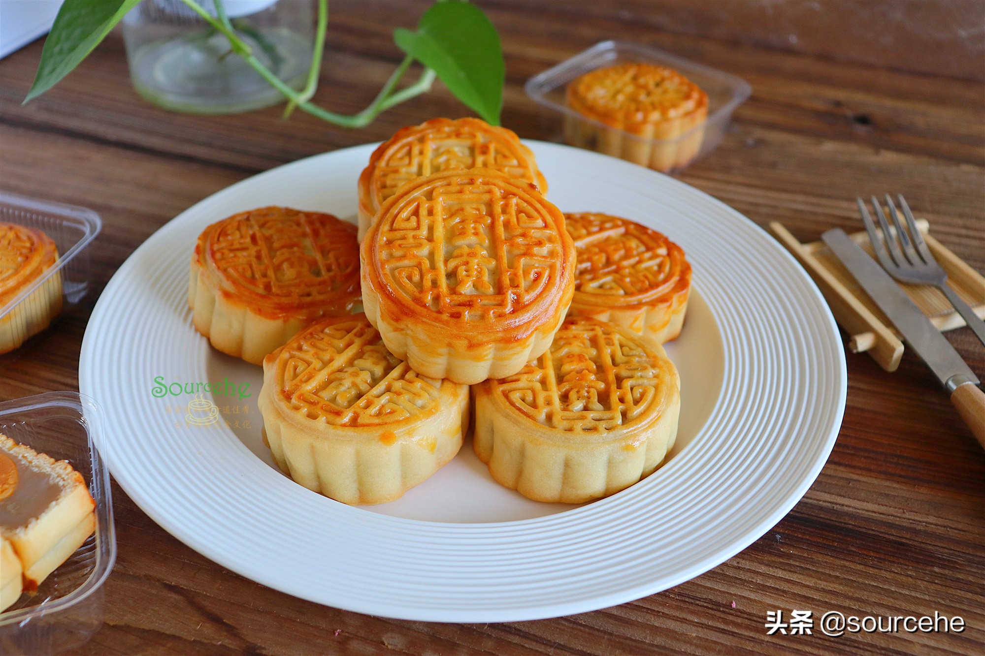 广式莲蓉蛋黄月饼，掌握3个技巧，色泽金黄，皮薄香润，回油快