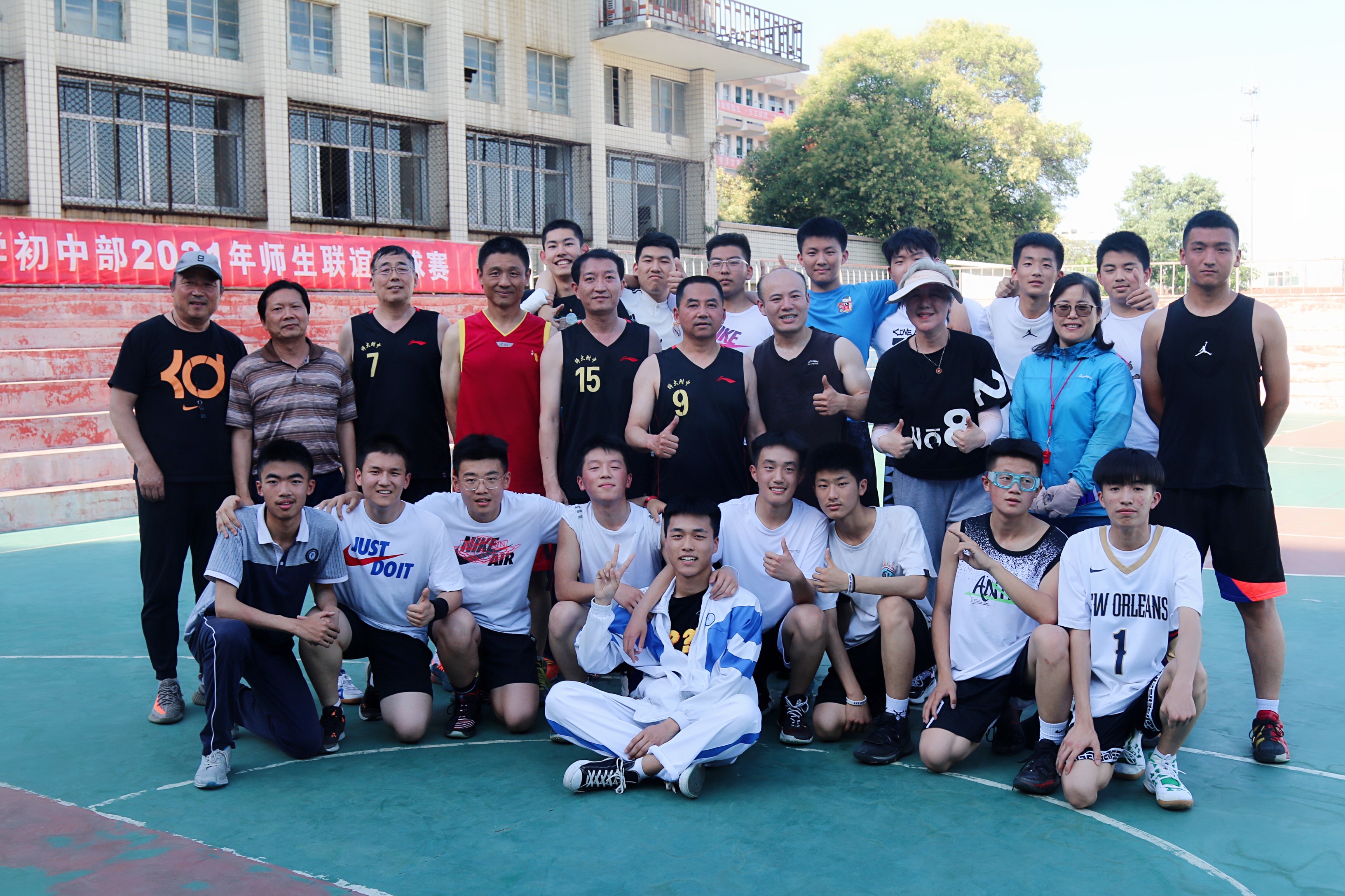 徐州市第三十六中學(xué)初中部舉辦師生籃球賽(圖7) 徐州市第三十六中學(xué)初中部舉辦師生籃球賽(圖7)