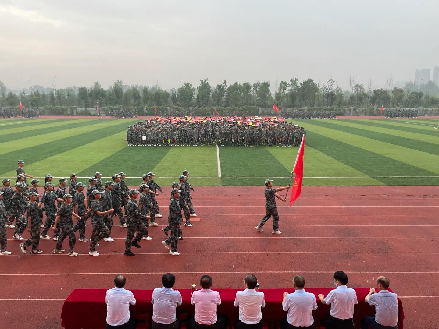 軍訓匯演展英姿 風雨同行再出發(fā)——駐馬店農(nóng)業(yè)學校軍訓匯演雨中舉行 校領導淋雨觀看無一離席