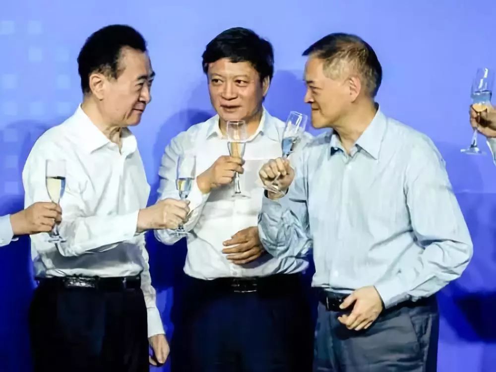 终于明白王健林为什么要卖百年人寿了，网友：