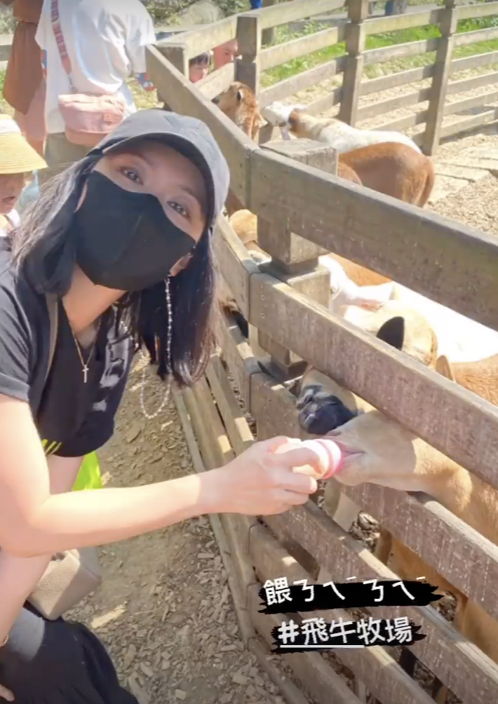 賈靜雯帶三個女兒牧場遊玩，梧桐妹雙手拎起咘咘波妞，姐姐力max