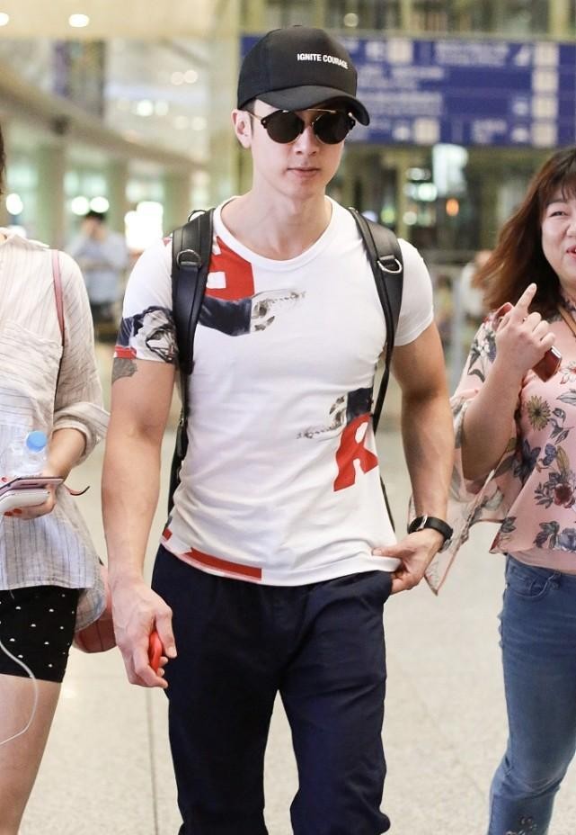 吴尊不愧是健身房CEO，T恤都要被肌肉撑开，这身材真的绝了