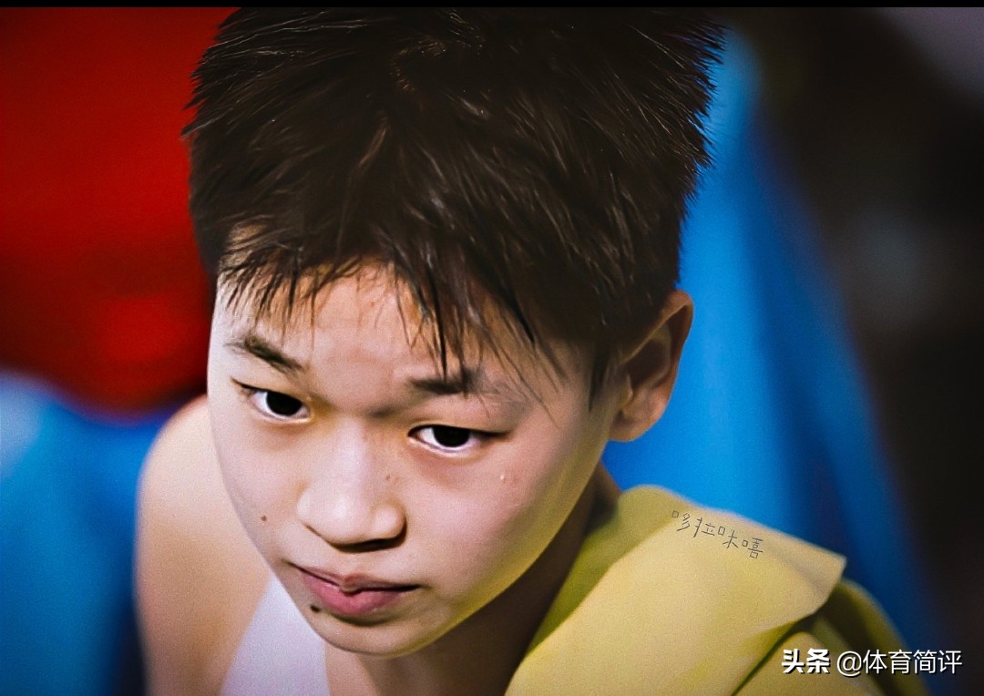 好样的！全红婵因不忍心看到志愿者下蹲难受，主动要求拿话筒