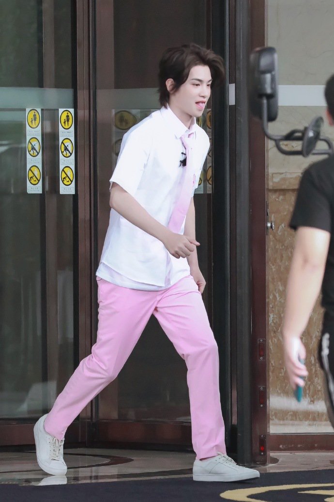 《密室大逃逃》路透，全员一身粉嫩，黄明昊吐