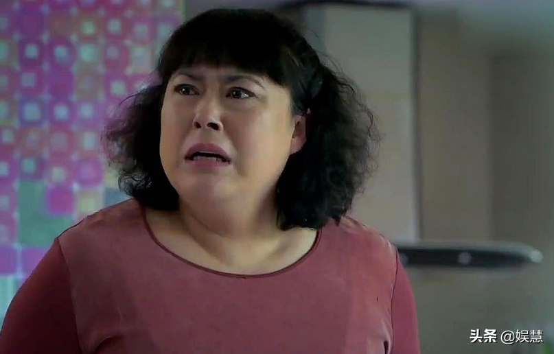 “诈骗”风波平息，演员李菁菁与90后丈夫出游，不像夫妻像母子