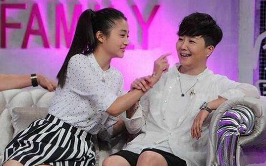 有种"偏心"叫关晓彤父母，妹妹是人气明