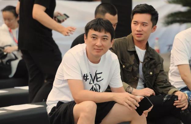 王思聪疑似有了新恋情，亲自给对方喂饭超暖男