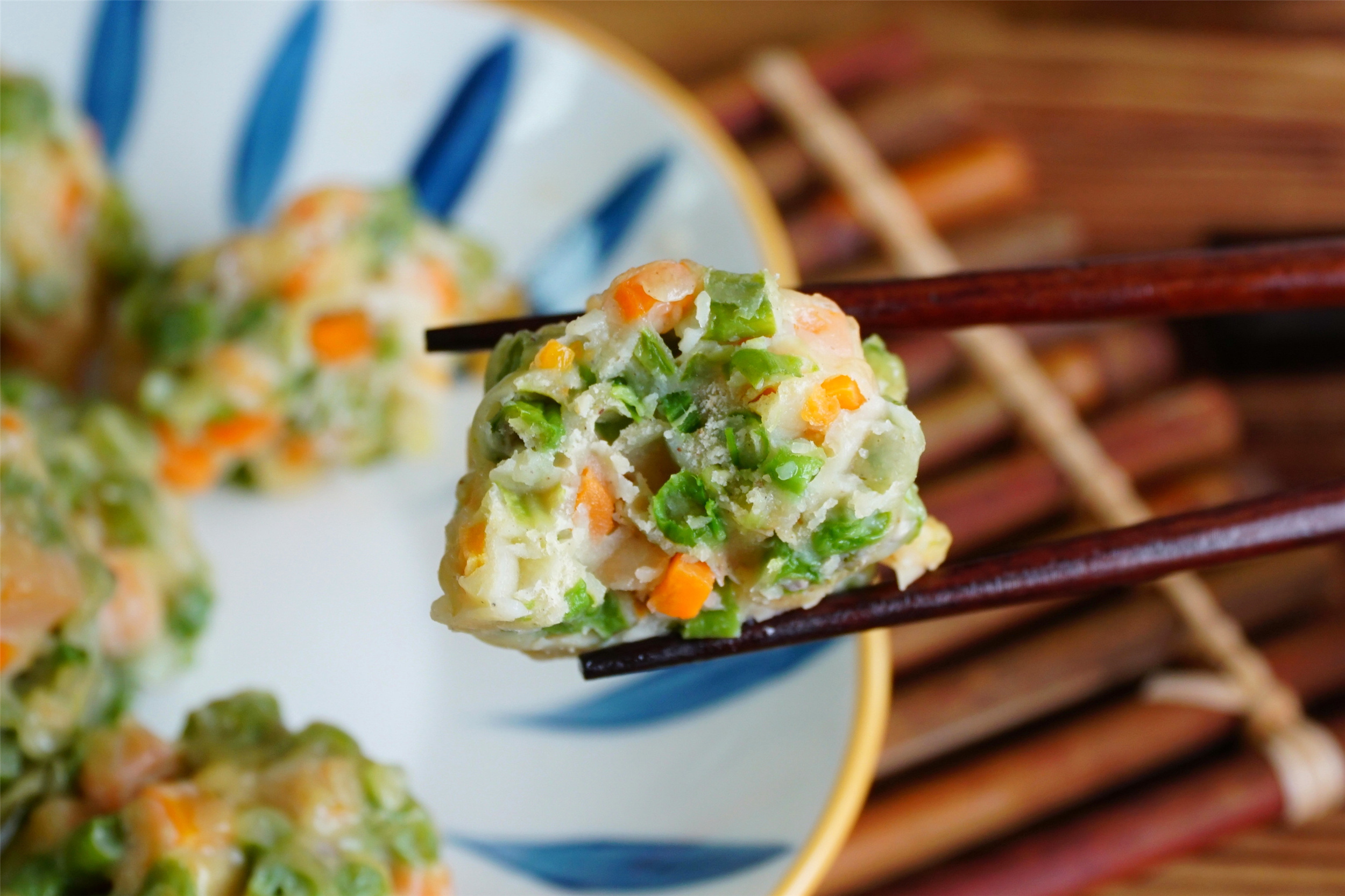 夏天，豆角和胡萝卜是绝配，蒸好蘸点料汁，一口一个，吃着真香