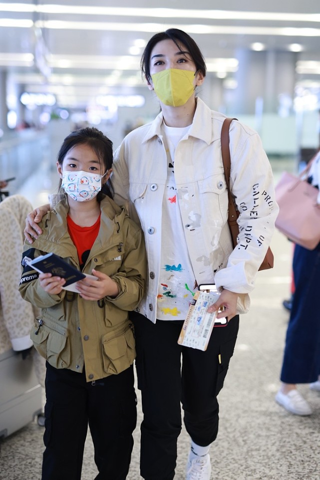 黃奕和女兒穿同款造型似姐妹花，8歲鐺鐺亭亭玉立越來越像媽媽