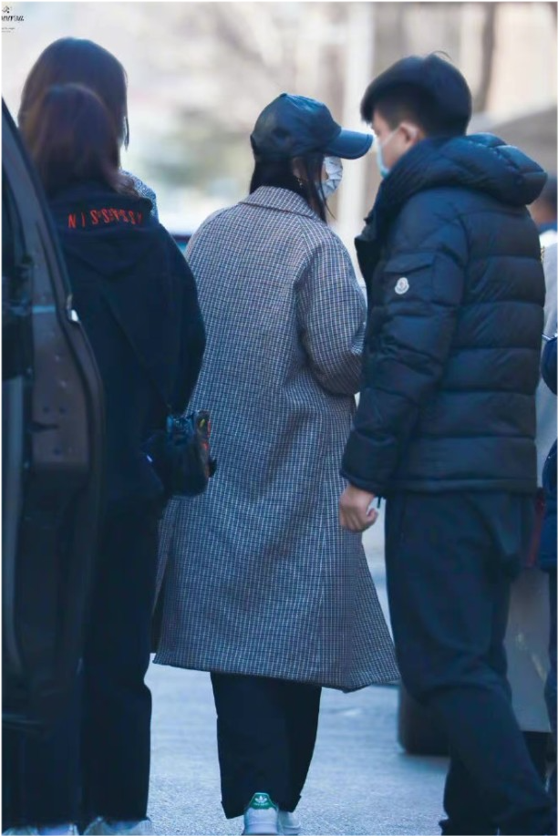 Spring win the home late! Group of youth of times of the TFBOYS below banner of times high peak all crosses careful CCTV spring is late