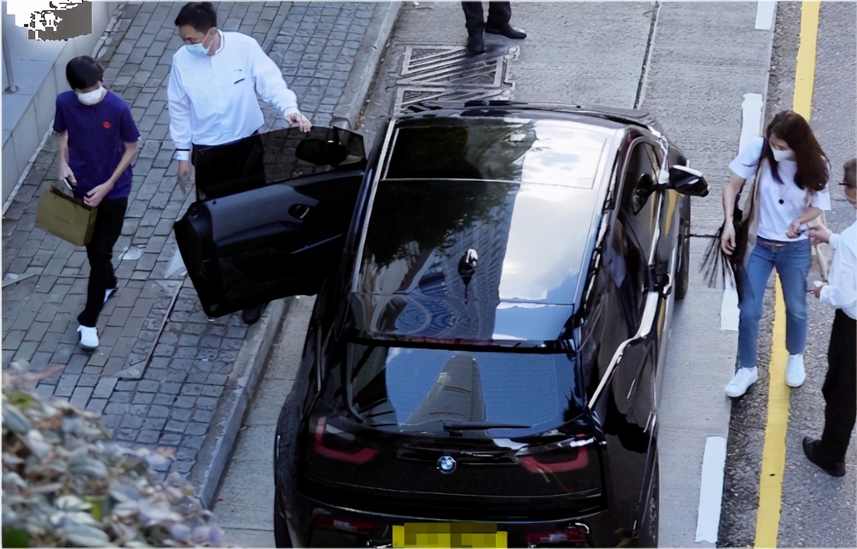 袁咏仪让儿子陪逛街，魔童身高赶上妈妈还模仿张智霖全程伺候靓靓