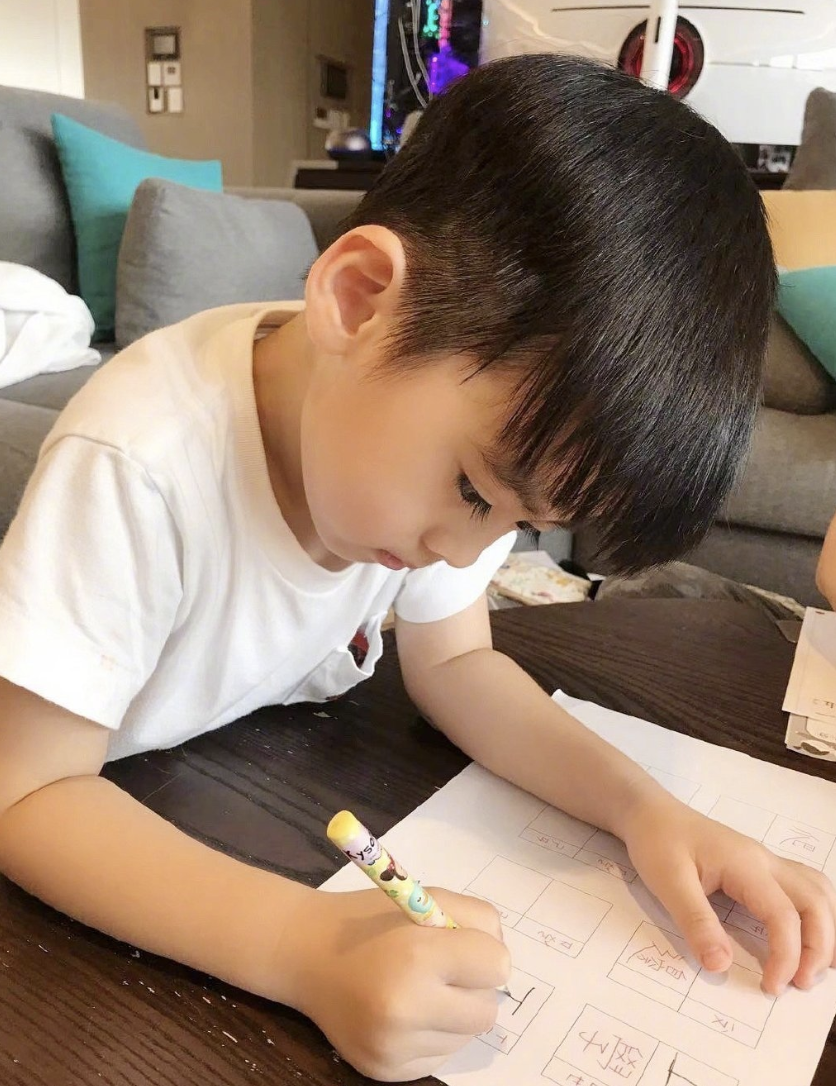 林志穎曬4歲雙胞胎兒子學漢字，雙子星寫複雜的繁體字，字跡工整
