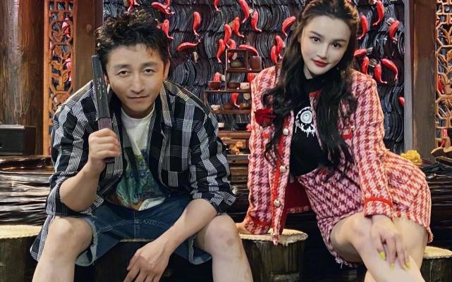 鄒市明全家遊成都，冉瑩穎罕展素顏，與妝後美艷模樣判若兩人