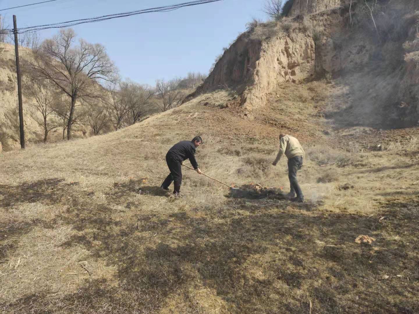 「我为群众办实事」绥德民警走访途中遇山火 秒变“消防员”紧急救火