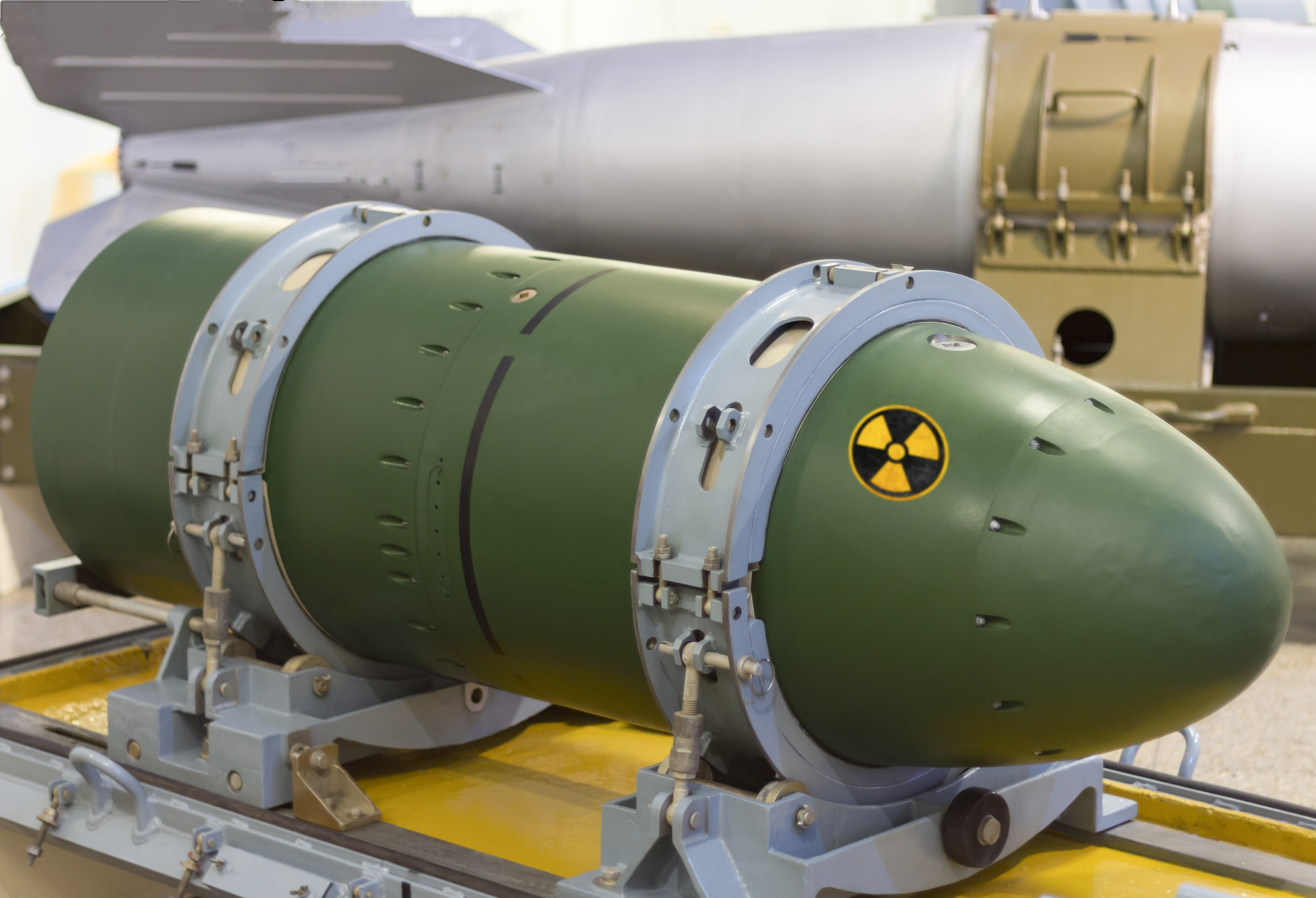 当中国第一颗原子弹试爆成功后，美、苏、英、