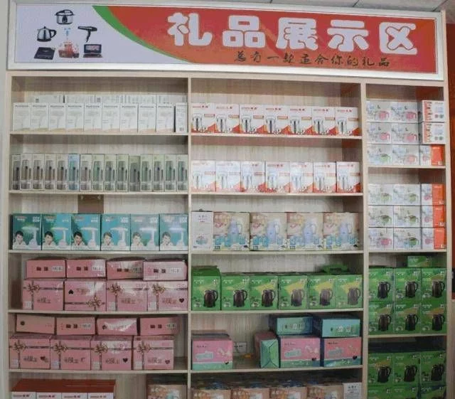 发现80%的车主在加满油后直接开车离开，但加油站的阿姨很高兴