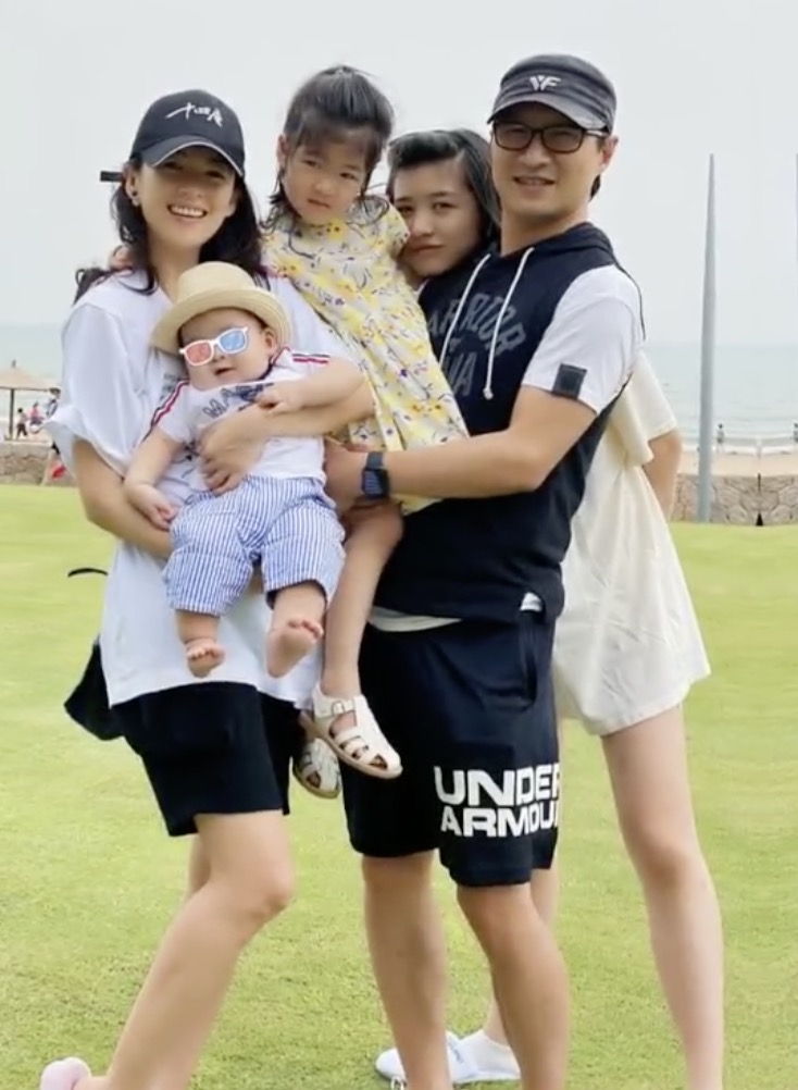 章子怡曬與汪峰合照慶祝結婚6週年，繼女小蘋果負責掌鏡關係和睦
