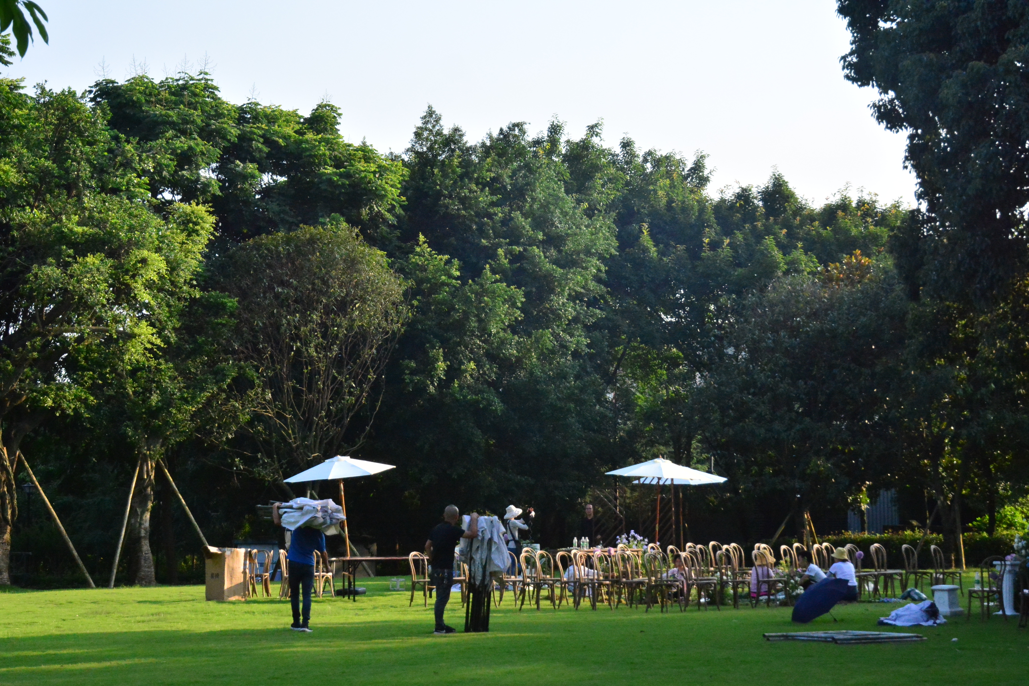 大门重修后的渝州宾馆：走路散步免费，开车穿越却要交钱？