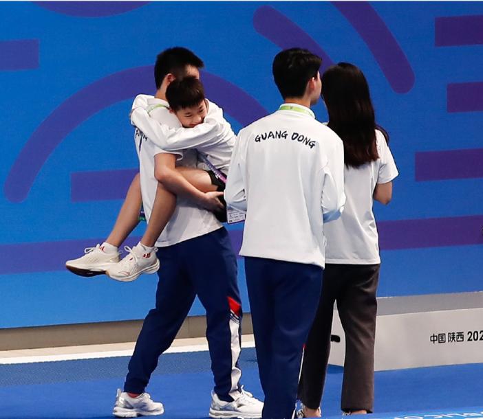一路奔波！全红婵首次穿休闲装亮相 终于达成了常人触手可及的愿望