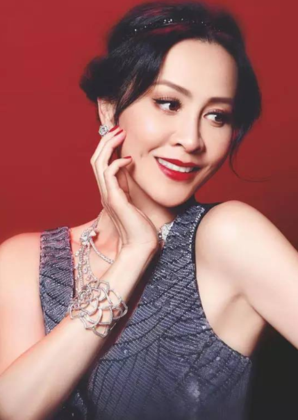 54岁刘嘉玲晨跑被拍，素颜和普通老太无差别，网