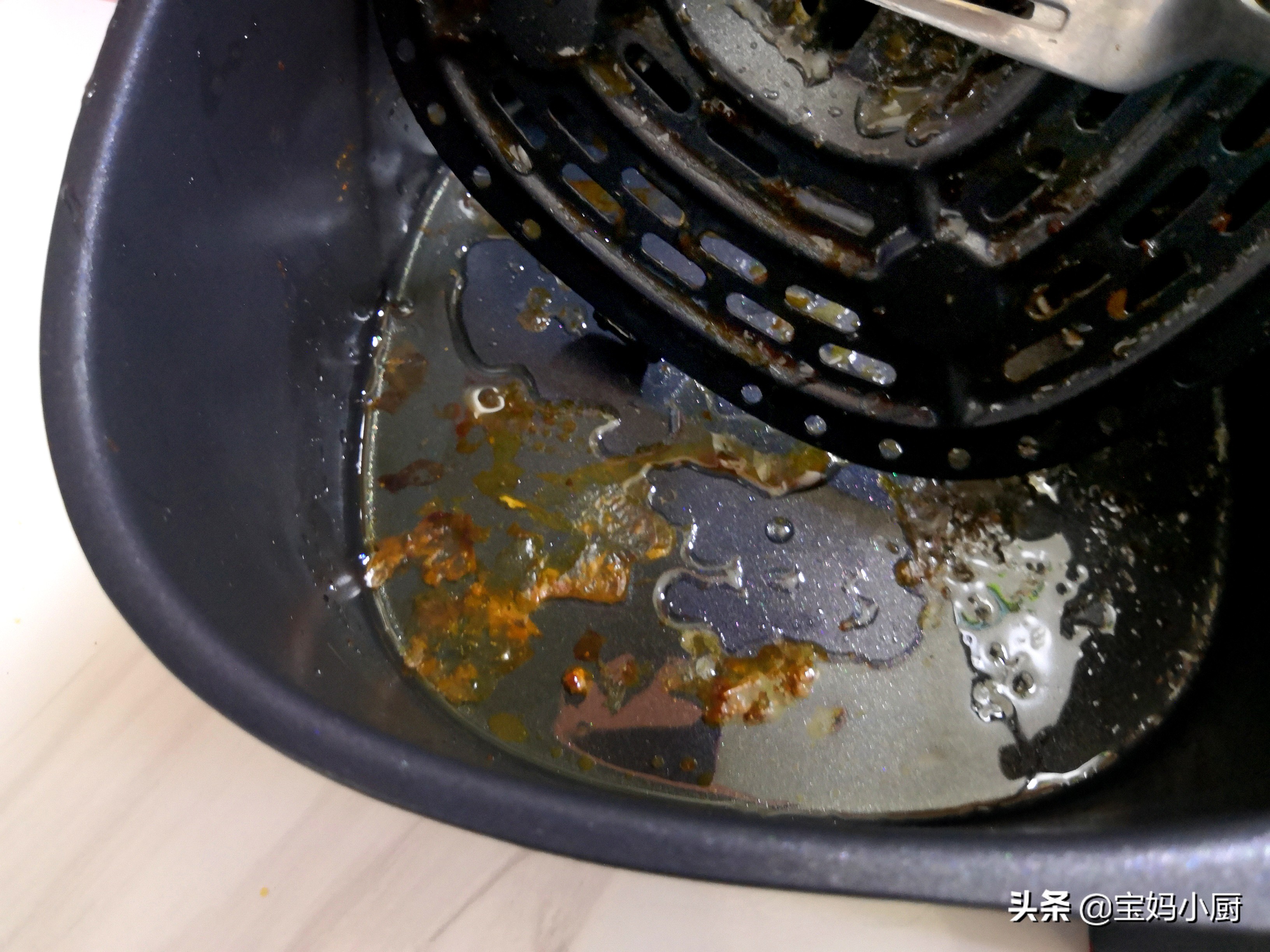 宝妈给孩子做炸鸡翅，不用一滴油，用料简单不繁琐，吃着可香了