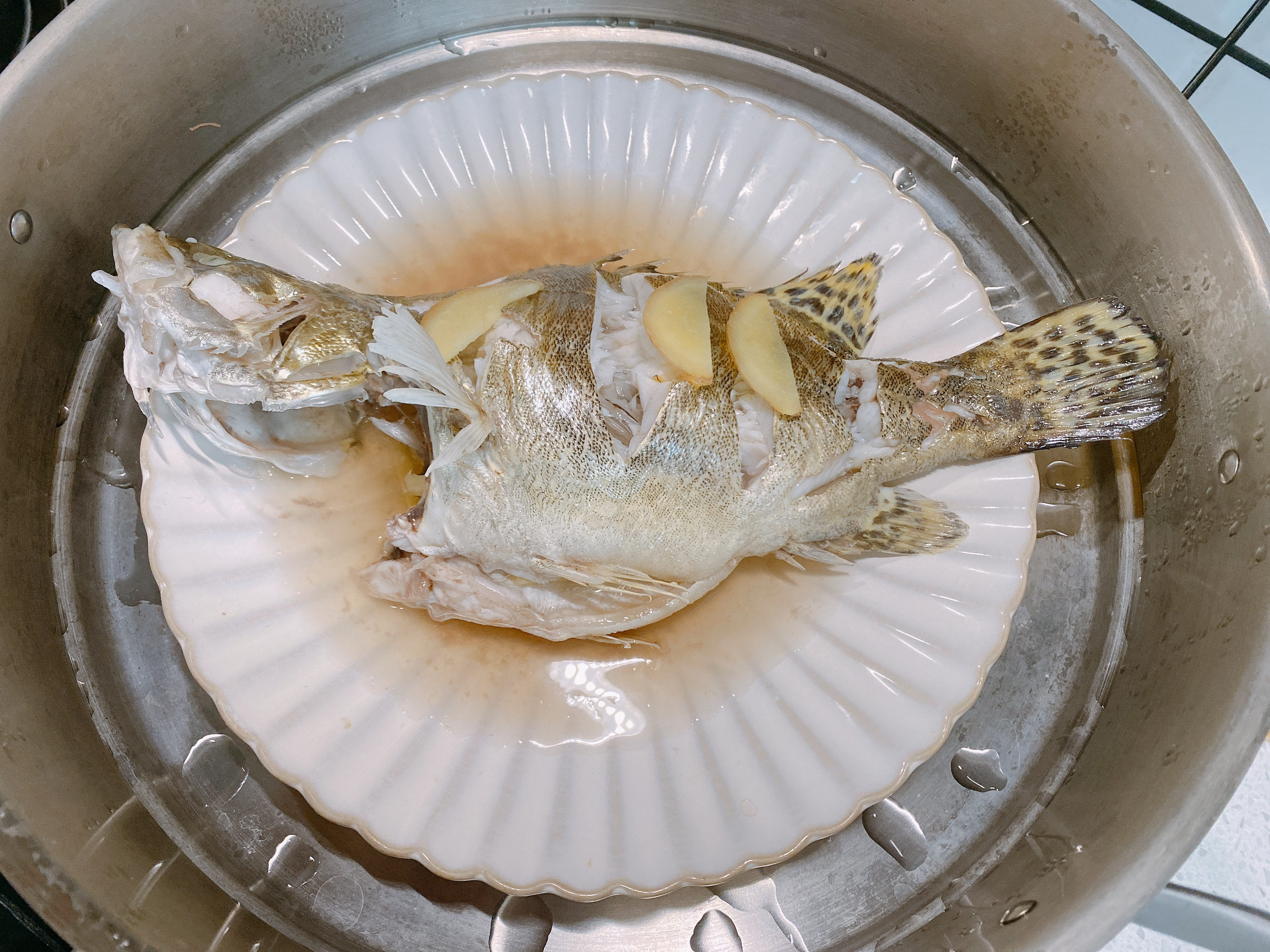 清蒸魚看似簡單，卻有不少技巧，3個要點1次掌握，魚肉鮮嫩不腥