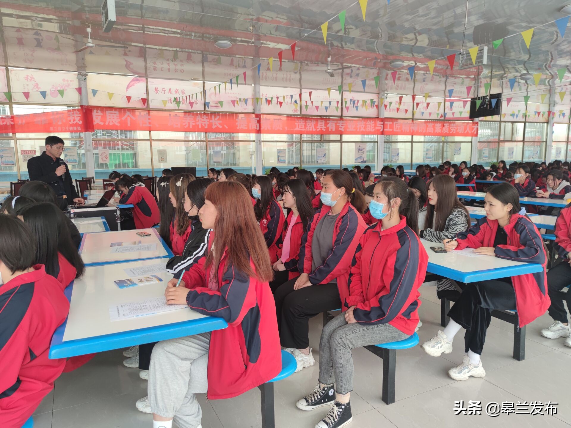 小课堂 大学问——皋兰县300名学生共同参加健康教育知识讲座