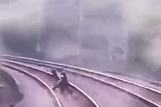 2男孩上铁轨拍短视频，与动车擦肩而过，将其逼停30分钟