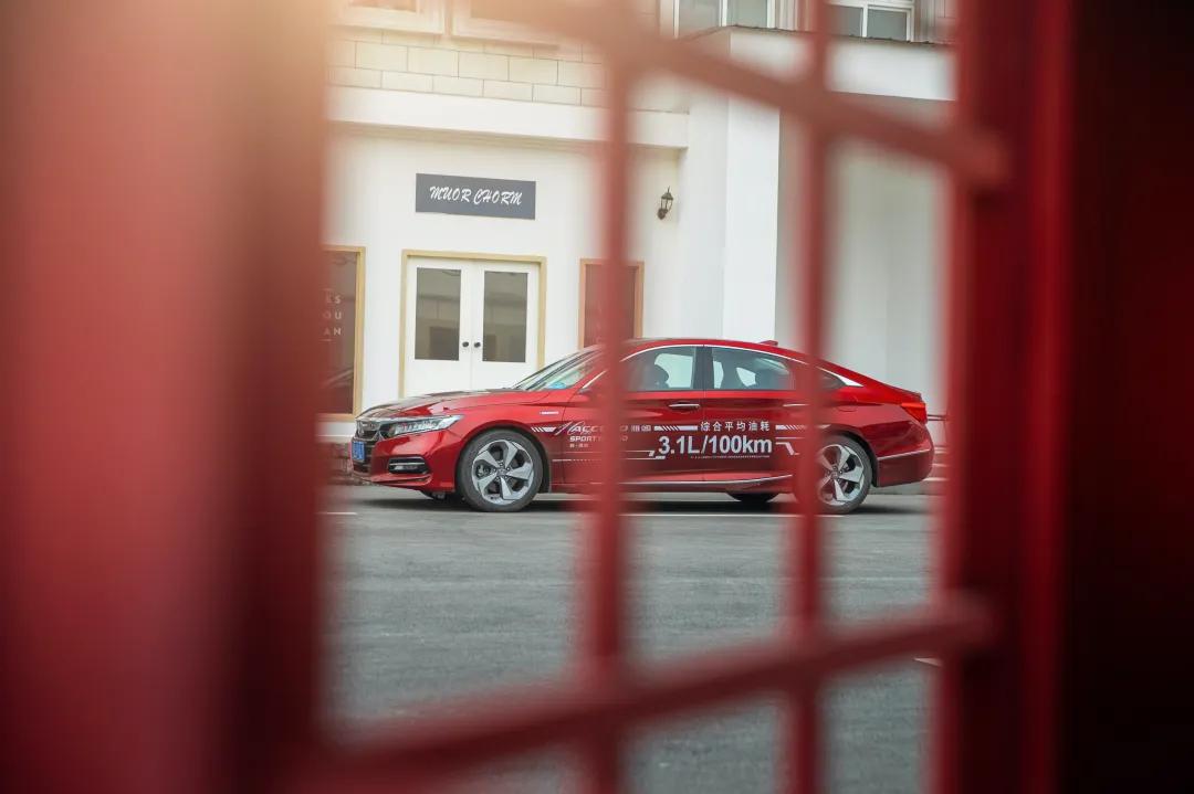 这款日系MPV车重超过两吨，百公里油耗却不到6L