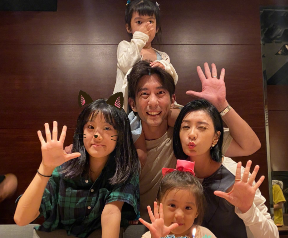 修傑楷曬仨女兒假日日常，咘咘假笑拍照，波妞變小調皮吃成表情包