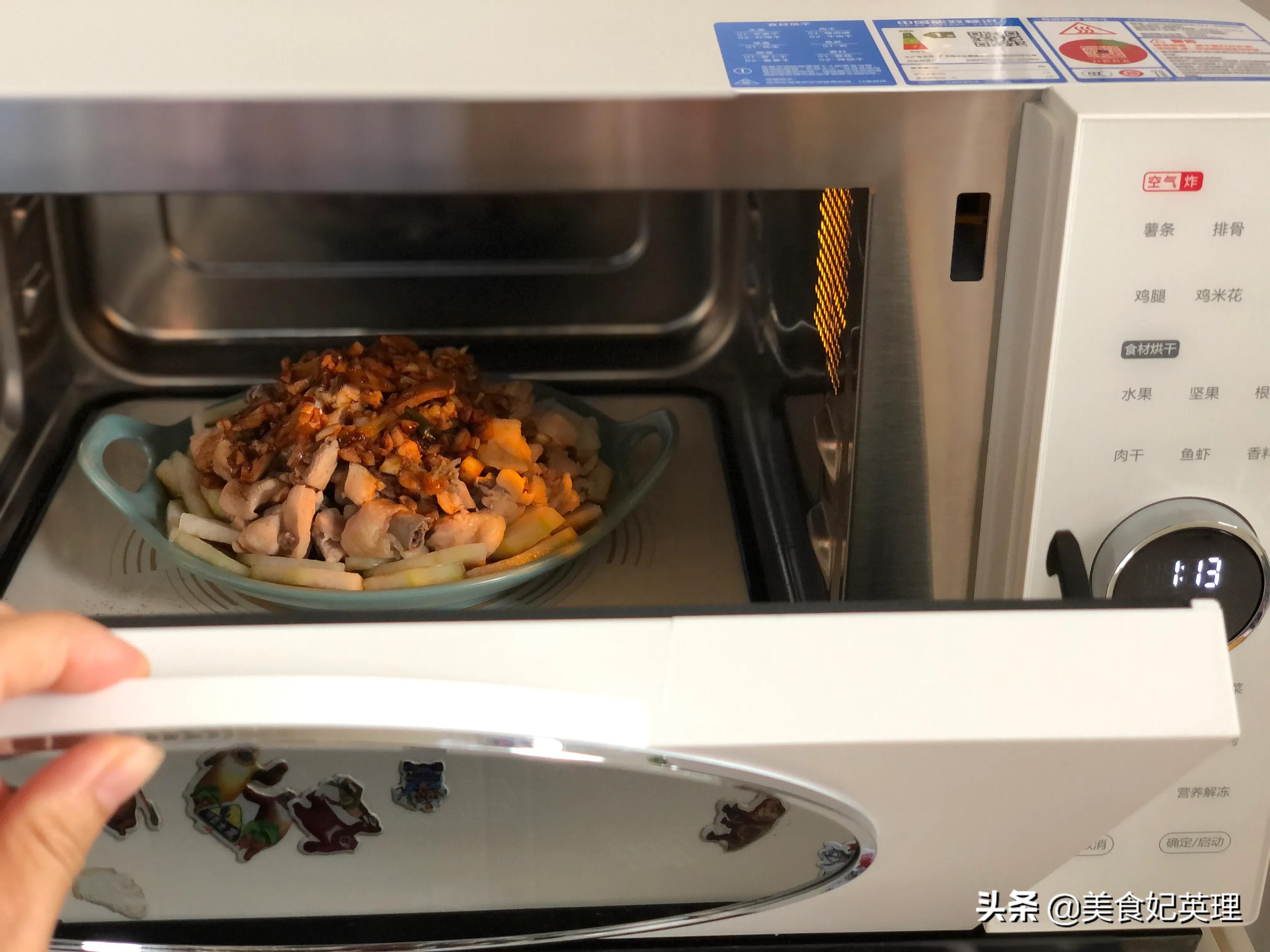 鸡腿这样做嫩滑入味儿，不放一滴油超简单，有肉有菜5分钟就上桌