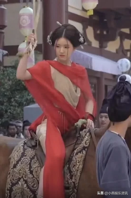 赵露思拍戏，不小心惊到马，谁注意她的反应？