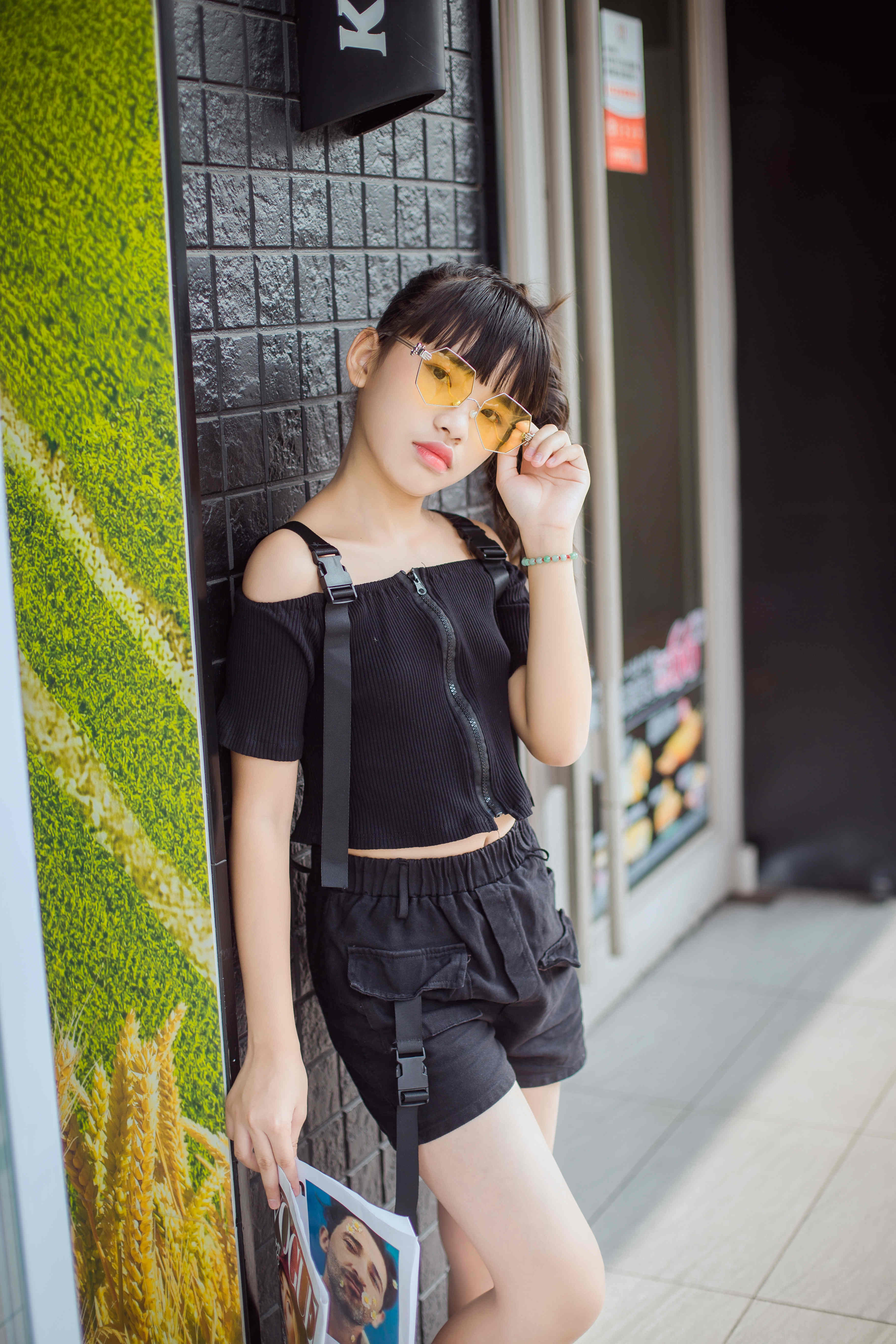 黄紫君全新写真上线 耍酷中藏不住的可爱潮范 资讯咖