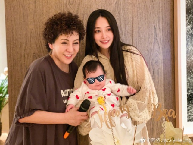 向佐曬照學公仔做鬼臉，不忘喊話將公仔送給女兒玩，當爸後變溫柔