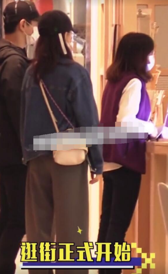 吴奇隆携一家三口出游，刘诗诗蹲着与儿子互动，步步全身照首曝光